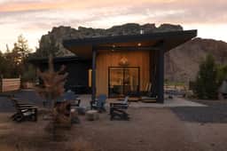 Private Retreat Steps to Smith Rock | Quiet Luxury & Hot Tub