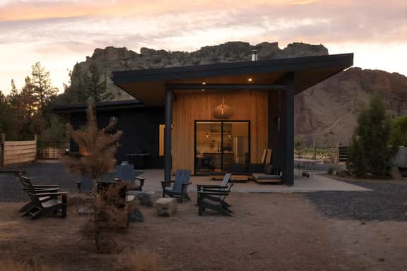 Private Retreat Steps to Smith Rock | Quiet Luxury & Hot Tub
