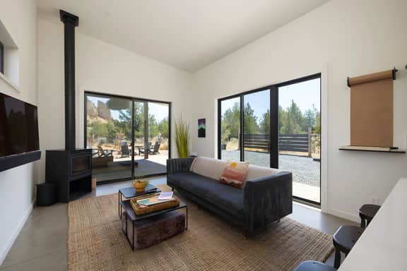 Private Retreat Steps to Smith Rock | Quiet Luxury & Hot Tub