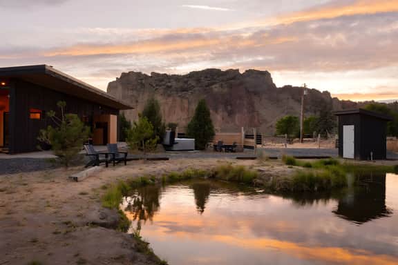Private Retreat Steps to Smith Rock | Quiet Luxury & Hot Tub