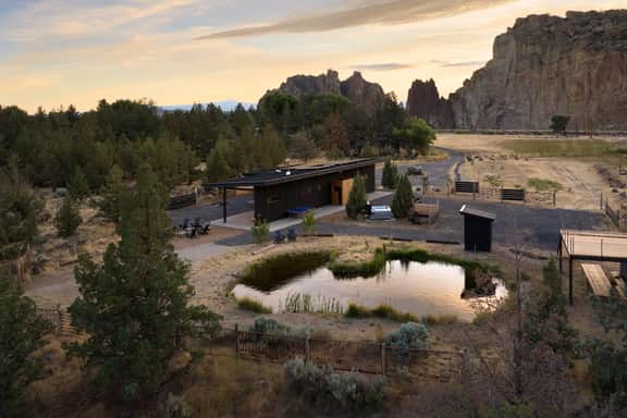 Private Retreat Steps to Smith Rock | Quiet Luxury & Hot Tub