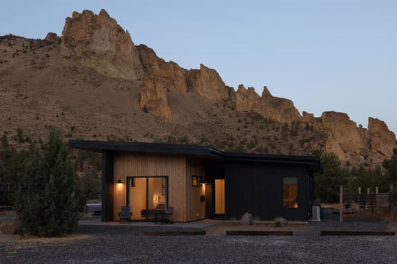 Private Retreat Steps to Smith Rock | Quiet Luxury & Hot Tub